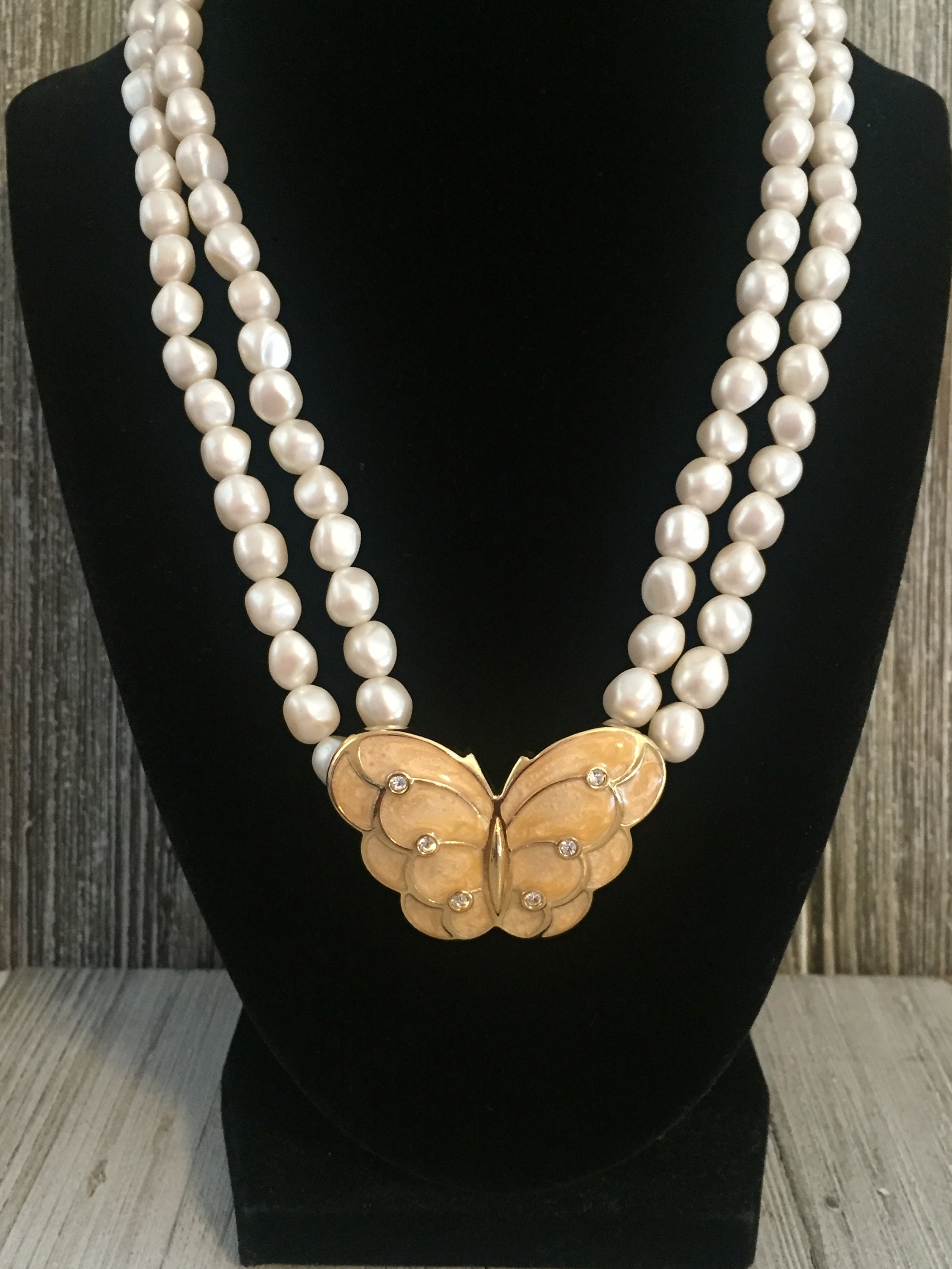 Vintage 1990's Avon Faux Pearl Floral... - Depop