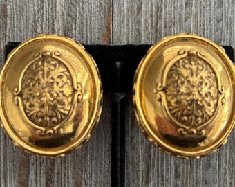Beautiful Vintage 1980's-90's Gold Oval Classic Statement Clip Earrings