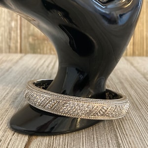Atemberaubender JUDITH RIPKA signierter Diamonique 925 Sterlingsilber-Klapparmreif