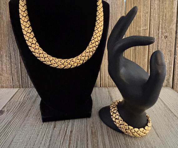 Gorgeous Vintage 1990's Heavy Gold Modern Collar Necklace And Bracelet Set