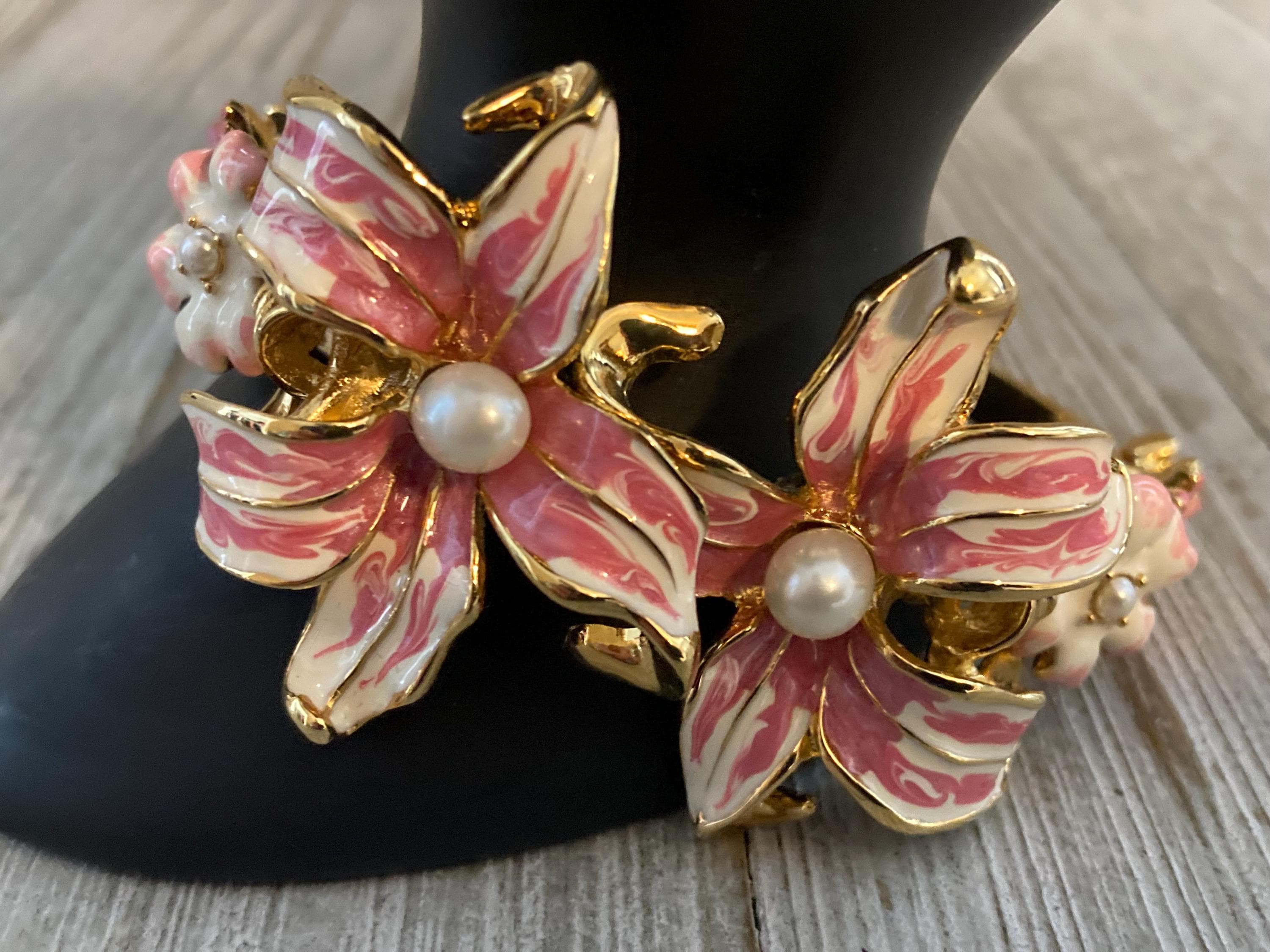 Stunning KJL/Kenneth Jay Lane 1990's Pink And Gold  Floral Hinged Bangle Bracelet With Pearls