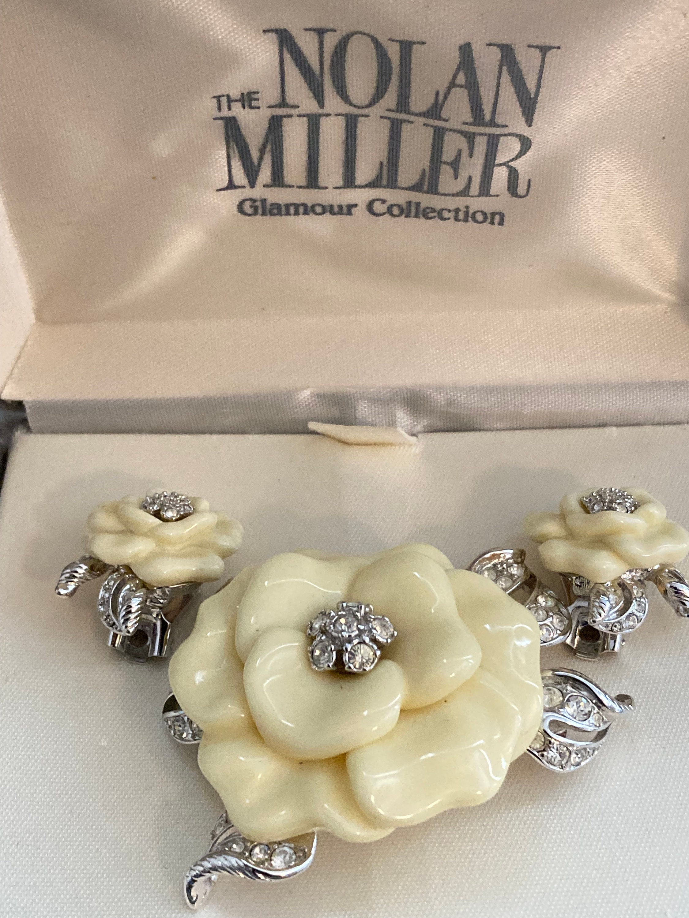 NIOB NOLAN MILLER Vintage 1990's Silver And Beige Lucite Floral Classic Brooch And Clip Earrings With Rhinestones