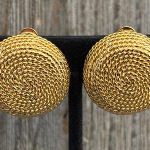 VO-VC/Les Bernard Signed Vintage 1980&#39;s NOS Modern Round Gold Statement Clip Earrings