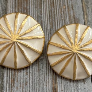 Amazing Vintage 1980&#39;s-90&#39;s Round Beige And Gold Classic Statement Clip Earrings