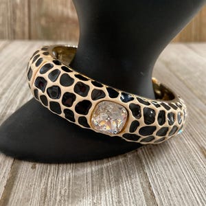 Wunderschöne KJL / Kenneth Jay Lane Vintage 1990er Schwarz und Beige Animal Print Klapp Armreif mit Strasssteinen