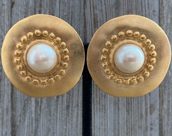NOS Vintage 1980's-90's Round Matte Gold With Faux pearl Classic Modern Statement Clip Earrings