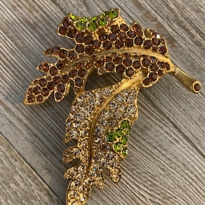 Impresionante broche vintage KJL/Kenneth Lane multicolor con forma de hoja de pedrería