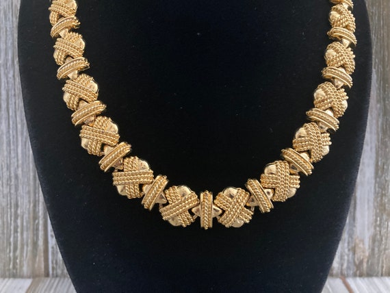 Beautiful Vintage 1990's Gold Modern Classic Stat… - image 2