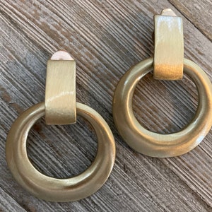 KJL/Kenneth Lane New Old Stock Vintage anni &#39;90 Grandi orecchini a clip moderni con battente in oro opaco