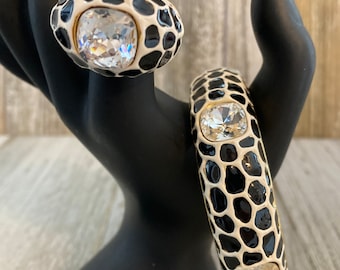 Precioso brazalete y anillo con estampado animal negro y beige de KJL/Kenneth Jay Lane