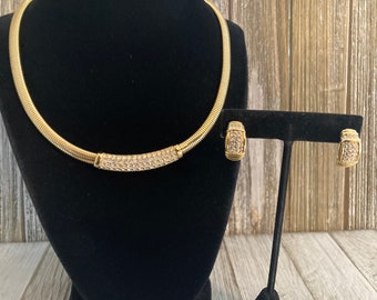 Impresionante SWAROVSKI firmado oro vintage con pedrería collar llamativo clásico y conjunto de aretes perforados