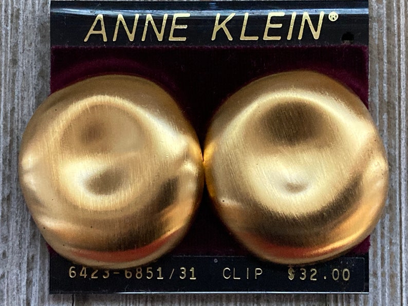 ANNE KLEIN vintage des années 1990 New Old Stock grandes boucles d'oreilles clip modernes en or image 1
