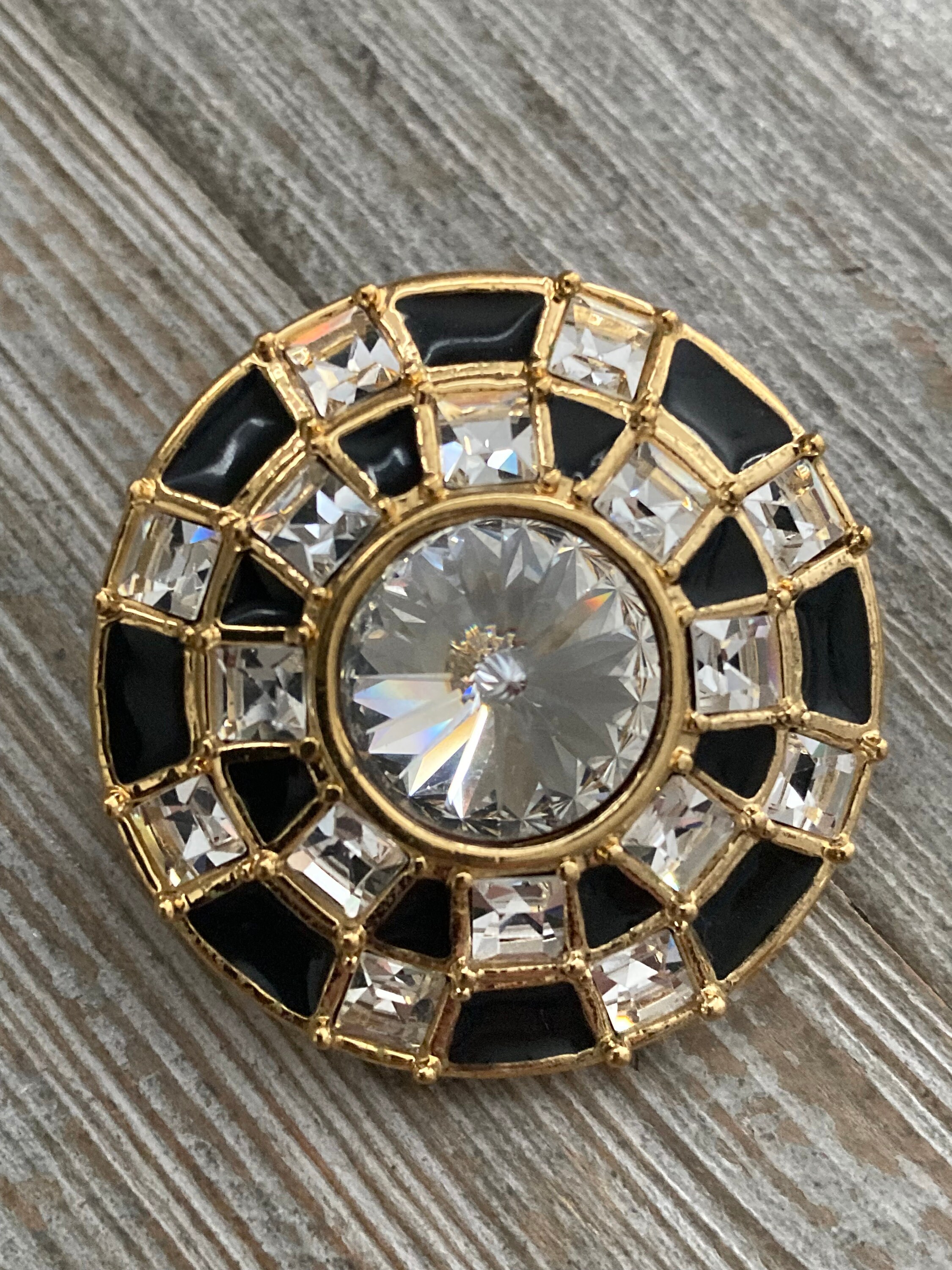 ST.JOHN ブローチ ST. JOHN Massive Round Black and Gold With Rhinestones