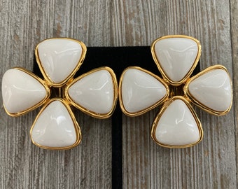 Magnifiques boucles d'oreilles clip vintage CARUCCI vintage des années 1990 en or massif avec croix de Malte moderne en lucite blanche