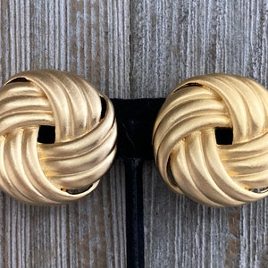 New Old Stock Vintage 1980&#39;s-90&#39;s Round Gold Classic Clip Earrings