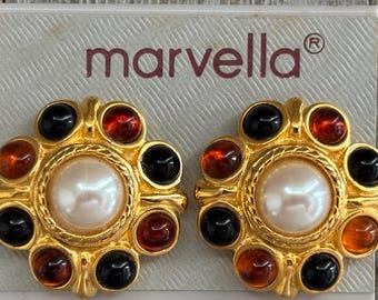 Hermosos aretes de clip clásicos MARVELLA de oro redondo con cabujones multicolores y perla sintética, de la década de 1990.