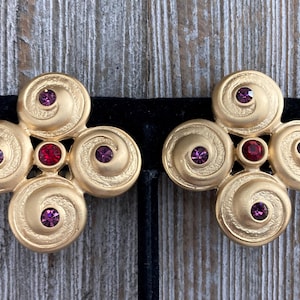 Vackra vintageörhängen i guld med röda strass från 1990-talet, klassiska klämmor i form av malteserkors