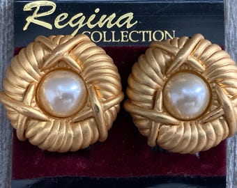 Hermosos aretes con clip clásicos de oro redondo con perla sintética, nuevos y antiguos, de la década de 1990