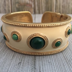 KJL Von Kenneth Jay Lane Fabelhaftes Vintage 1990er Beige Emaille Klapparmband mit Grünen Cabochons
