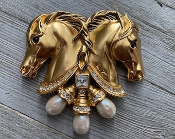 Stunning ELIZABETH TAYLOR Vintage 1990&#39;s Massive Gold Horse Classic Statement Brooch With Rhinestones And Faux Pearls
