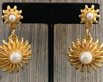 Beautiful Vintage 1980&#39;s-90&#39;s Gold With Faux Pearls Classic Starburst Pierced Dangle Earrings