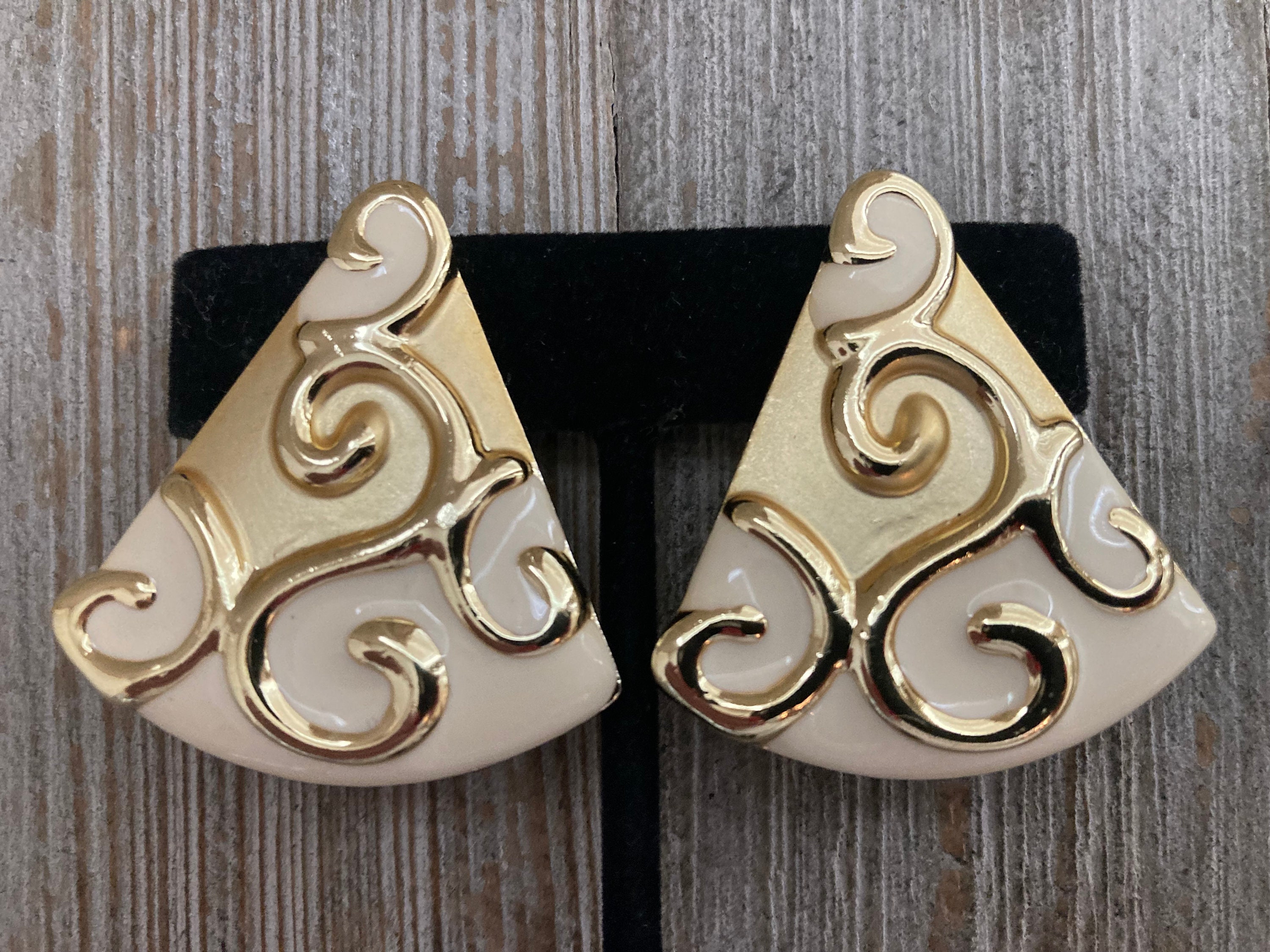 DON-LIN Vintage 1990's Beige And Gold Modern Triangular Statement Clip Earrings