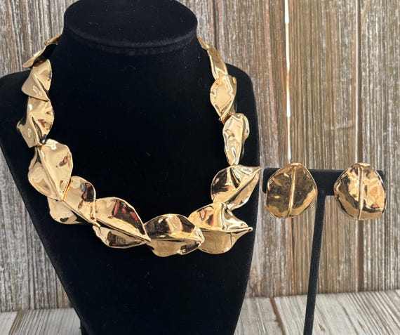 Stunning CINER Signed 1980's-90's Shiny Gold Leaf Shaped Asymmetrical Collar Necklace And Clip Earring Set