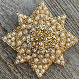 Gorgeous B&W/Butler And Wilson Signed 1980&#39;s-90&#39;s Massive Gold Star Shaped Brooch With Rhinestones And Faux Pearls