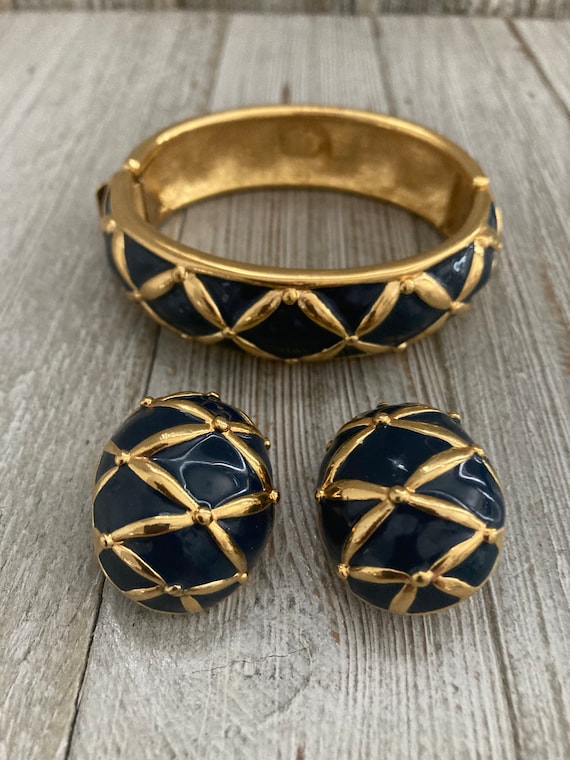 JOAN RIVERS NIOB Vintage 1990's Navy And Gold Classic Hinged Bangle Bracelet And Clip Earring Set