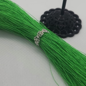 Pendiente tipo brazalete con margaritas en plata de ley 925