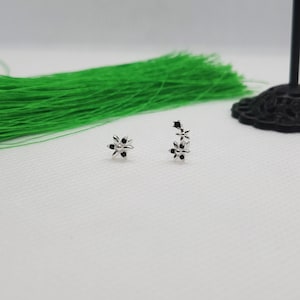 925 Sterling Silver Adorable Mismatching Fleurs Black CZ Stud Boucles d’oreilles