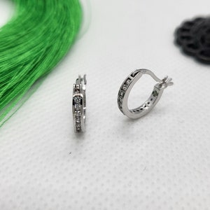 Orecchini a cerchio Huggie in argento sterling 925 con zirconi cubici