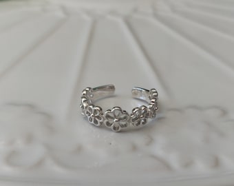 Anillo de plata de ley 925 con plumeria y flores abiertas.