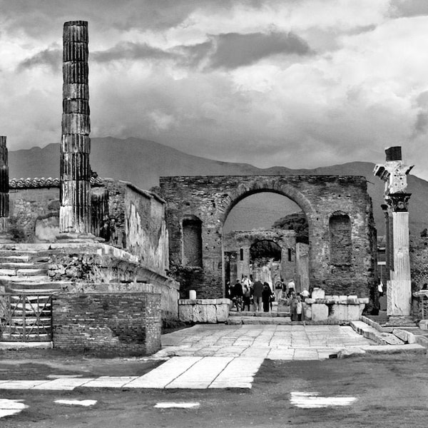 Pompeii-Vesuves Monochrome