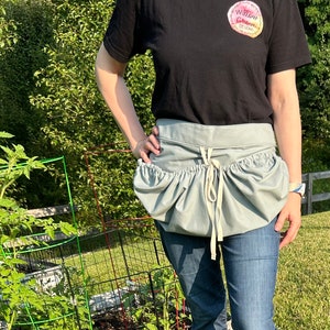 Vintage-Inspired Harvesting Apron – 1940s Victory Garden Gathering Apron for Produce & Eggs