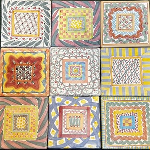 Może przedstawiać: Dziewięć kwadratowych płytek ceramicznych z ręcznie malowanymi wzorami. Każda płytka ma centralny kwadrat otoczony skomplikowanymi wzorami i obramowaniami w r&oacute;żnych kolorach, w tym ż&oacute;łtym, niebieskim, czerwonym i zielonym. Płytki ułożone są w siatkę 3x3.