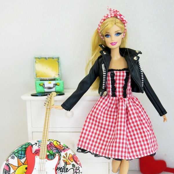 Rock'n'Roll! - Ensemble robe en vichy rouge et blouson en cuir artificiel noir pour poupées Barbie