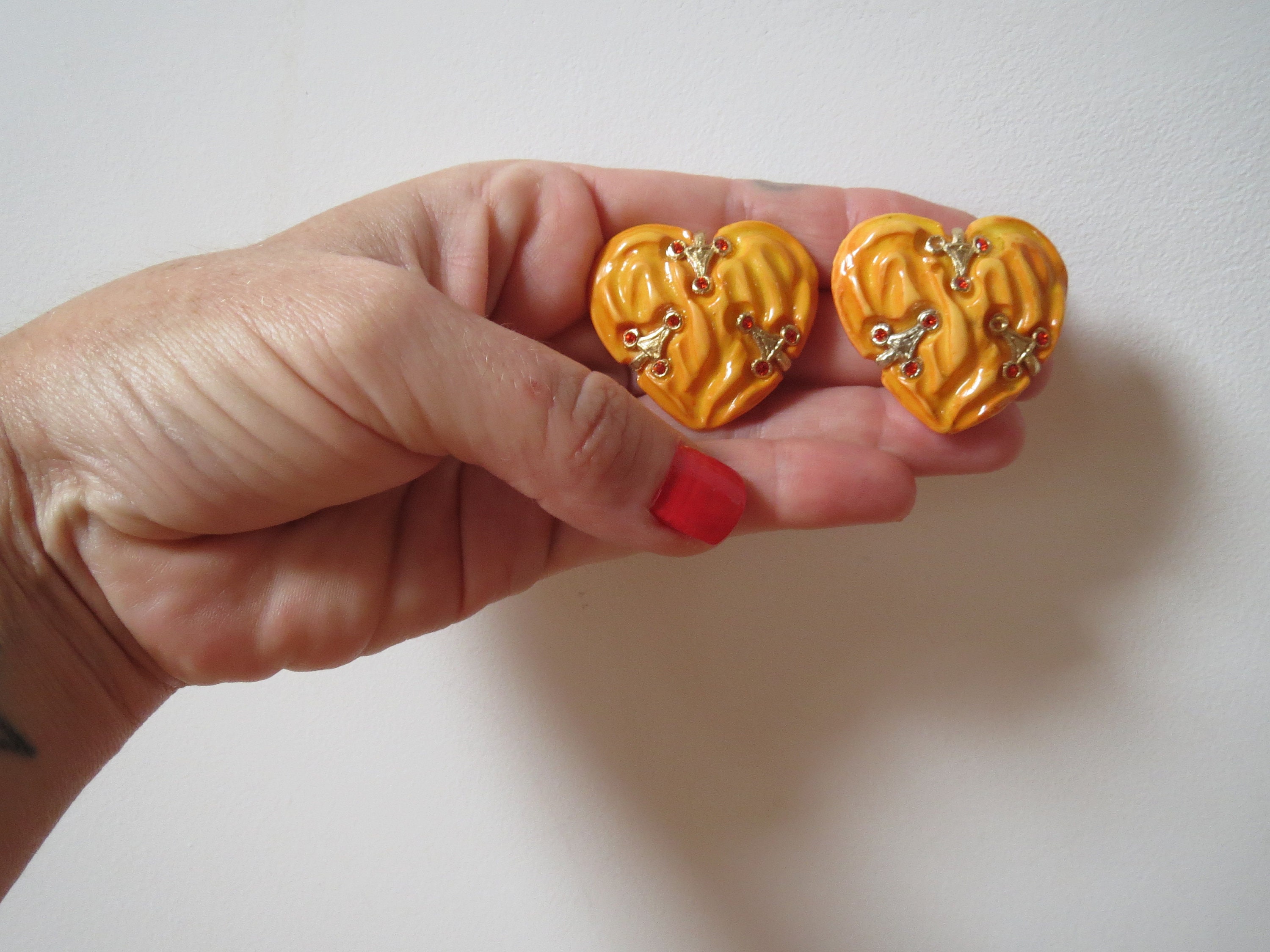 Boucles D'Oreilles Vintage Clips En Résine Sculptée - Marque Jacky De G Paris - Occasion