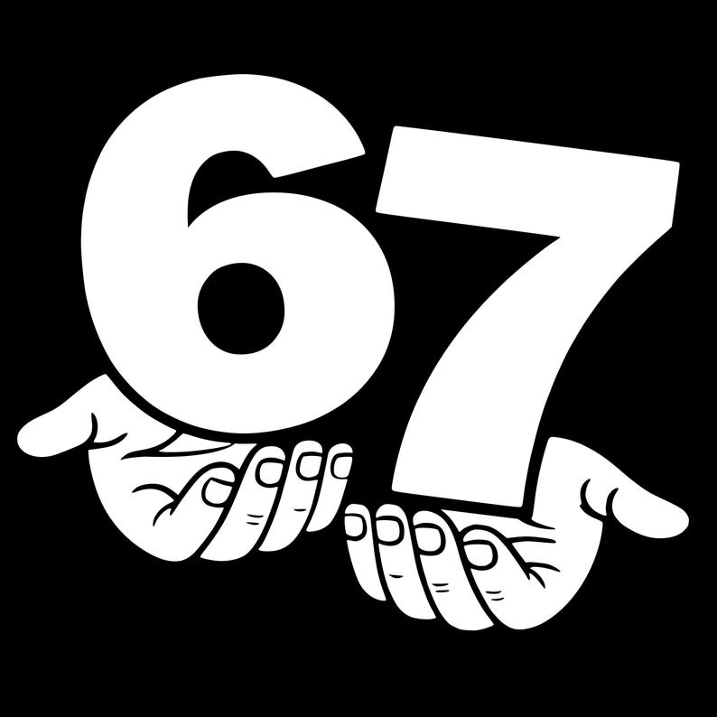 Puede incluir: Gr&aacute;fico en blanco y negro que muestra los n&uacute;meros "67" sostenidos por dos manos. Los n&uacute;meros blancos est&aacute;n en una fuente en negrita. Las manos tambi&eacute;n son blancas y el fondo es negro.