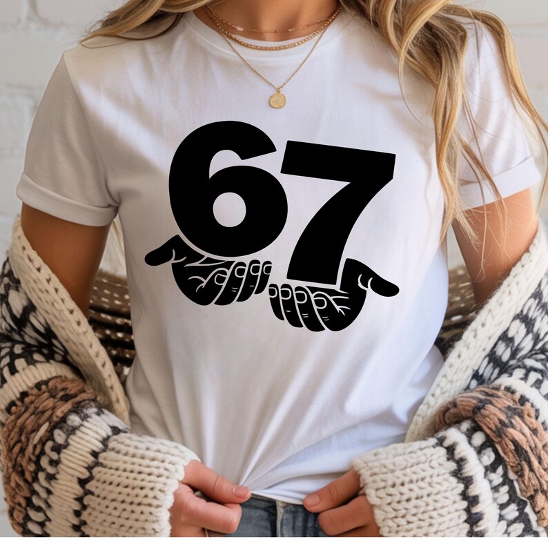 Puede incluir: Camiseta blanca con el n&uacute;mero 67 en negro, sostenido por manos estilizadas. El dise&ntilde;o, centrado en la camiseta, crea un impacto visual sencillo y llamativo.