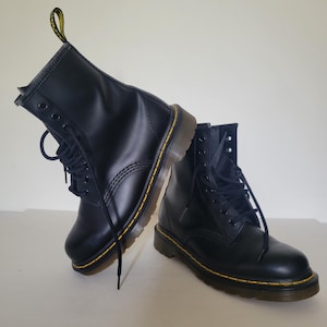 Classic Dr. Martens 10072 Size US 4 M boots