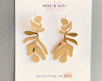 Gold leaf earrings, golden leaf earrings, unique floral earrings, statement earrings, elegant gold earrings, gold leaf drop earrings