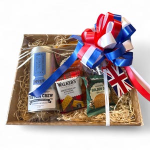 Great British Tea Hamper – Traditional English Tea Set with Biscuits, Tea Infuser Personalised Gift Tag Luxury Tea Gift Box for Her or Him