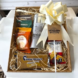Tea And Biscuits Tea Lover’s Gift Hamper – Deluxe Tea Pyramids & Biscuits | Perfect Gift Idea Yorkshire Tea Earl Grey Tea British Tea