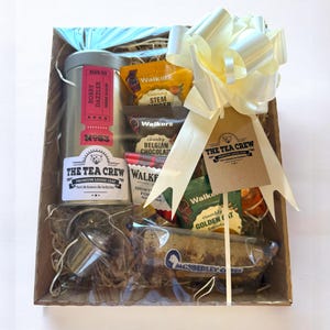 Tea And Biscuits Tea Lover’s Gift Hamper – Loose Leaf Tea, Infuser & Biscuits | Perfect Gift Idea Yorkshire Tea Earl Grey Tea British Tea