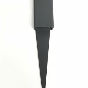 Könnte beinhalten: Ein schwarzer Gartenpfahl aus Metall mit einer spitzen Spitze und einem rechteckigen Kopf.