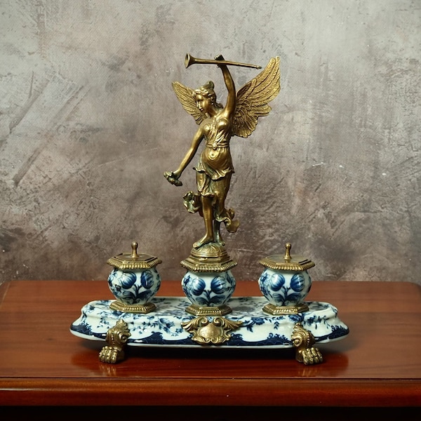 Élégance angélique : ensemble de bureau exquis en porcelaine et en bronze avec motif d'ange serein