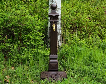 Élégance du jardin enchanté : pompe à colonne d'eau marron de style antique avec robinet en laiton