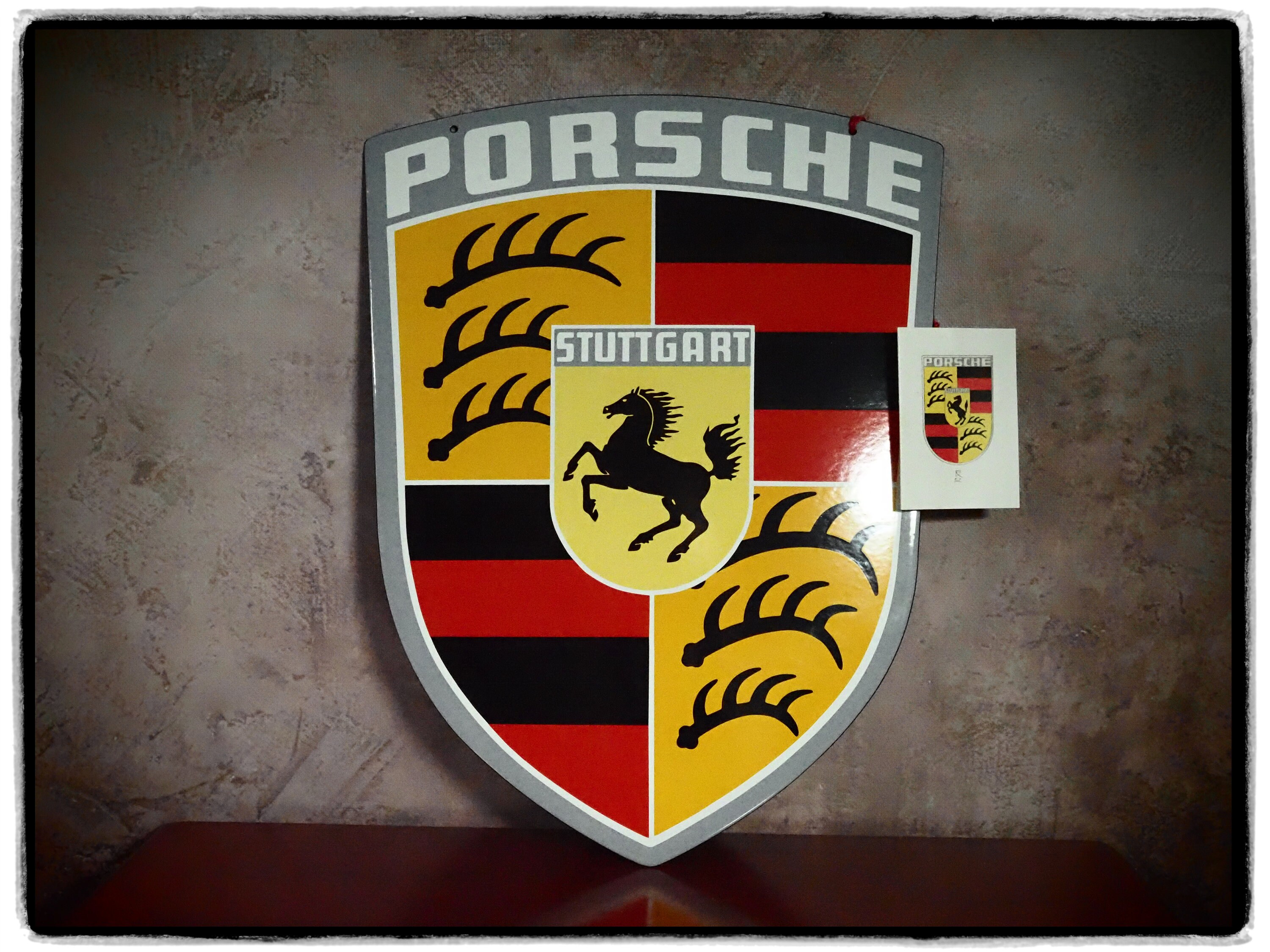 Sticker Mural Trou Jaune Porsche