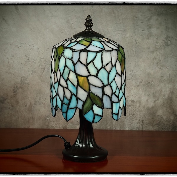 Vintage Elegance: Handcrafted European Tiffany-Style Stained Glass Table Lamp